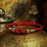Pulsera de cordón rojo con cuenta de jade