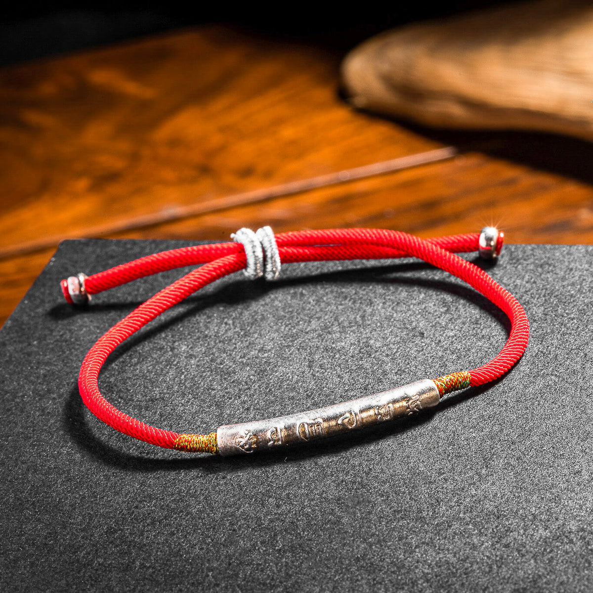 Pulsera roja con cuentas chapadas